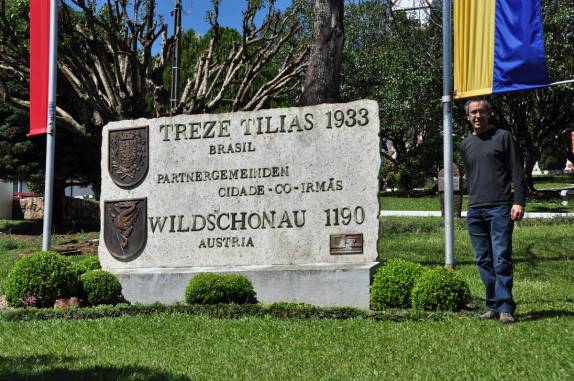 Visitando a praça central de Treze Tilias, em Santa Catarina